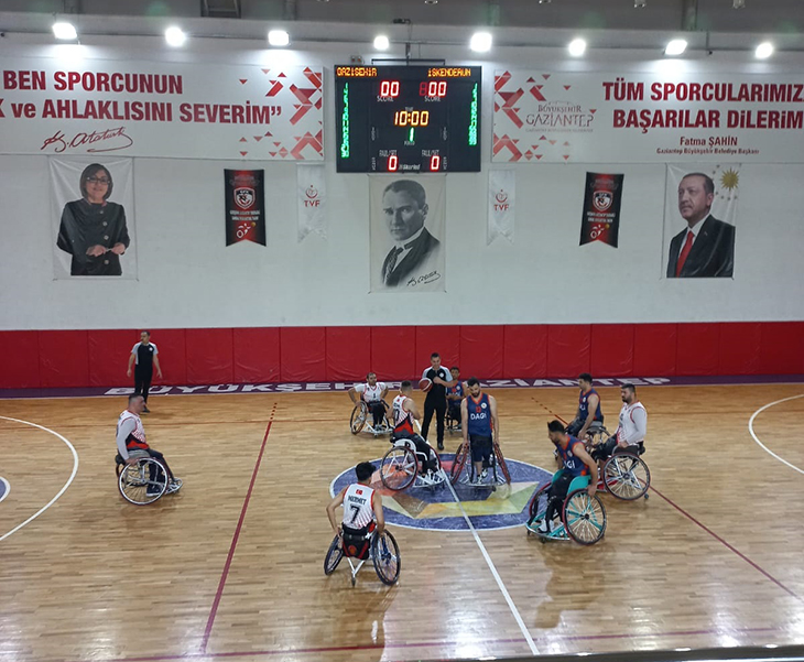 TOSYALI İSKENDERUN ENGELLİLER BASKETBOL TAKIMININ M&Uuml;CADELESİ TAKDİR TOPLADI