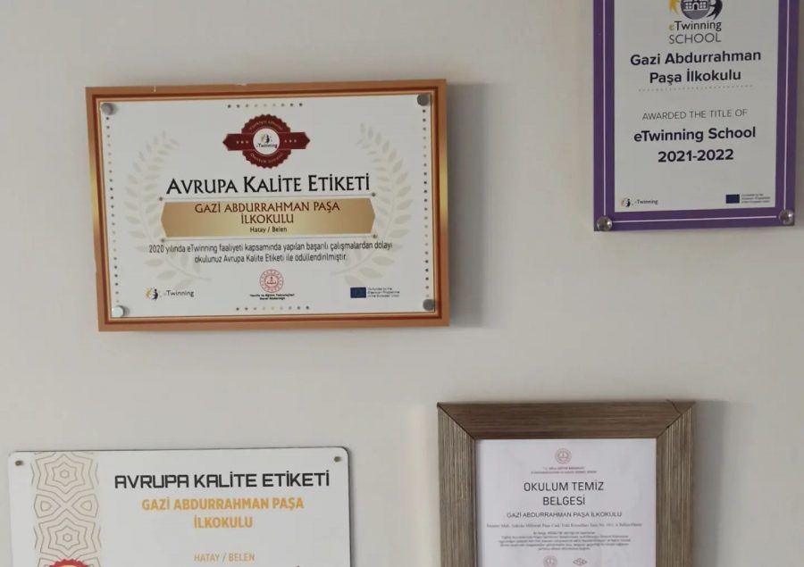 KOLEJ GİBİ DEVLET OKULU &#8216;BELEN GAZİ ABDURRAHMAN PAŞA İLKOKULU&#8217;NA &#8220;YILIN YENİLİKÇİ EĞİTİM MARKASI&#8221; ÖDÜLÜ
