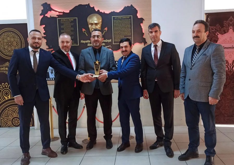 KOLEJ GİBİ DEVLET OKULU &#8216;BELEN GAZİ ABDURRAHMAN PAŞA İLKOKULU&#8217;NA &#8220;YILIN YENİLİKÇİ EĞİTİM MARKASI&#8221; ÖDÜLÜ