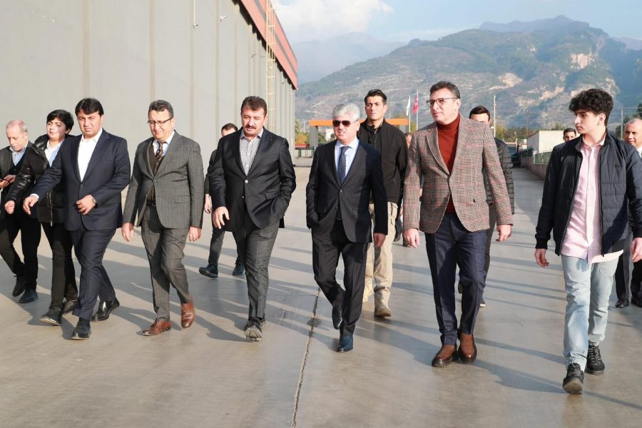 HATAY VALİSİ RAHMİ DOĞAN, BAŞARILI İŞ İNSANI MEHMET D&Ouml;NMEZ’İN &Ouml;ZERLİ ANTREPOLARINI ZİYARET ETTİ