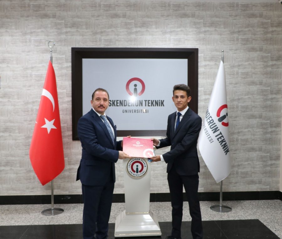 İLHAM VEREN BİR REKTÖR