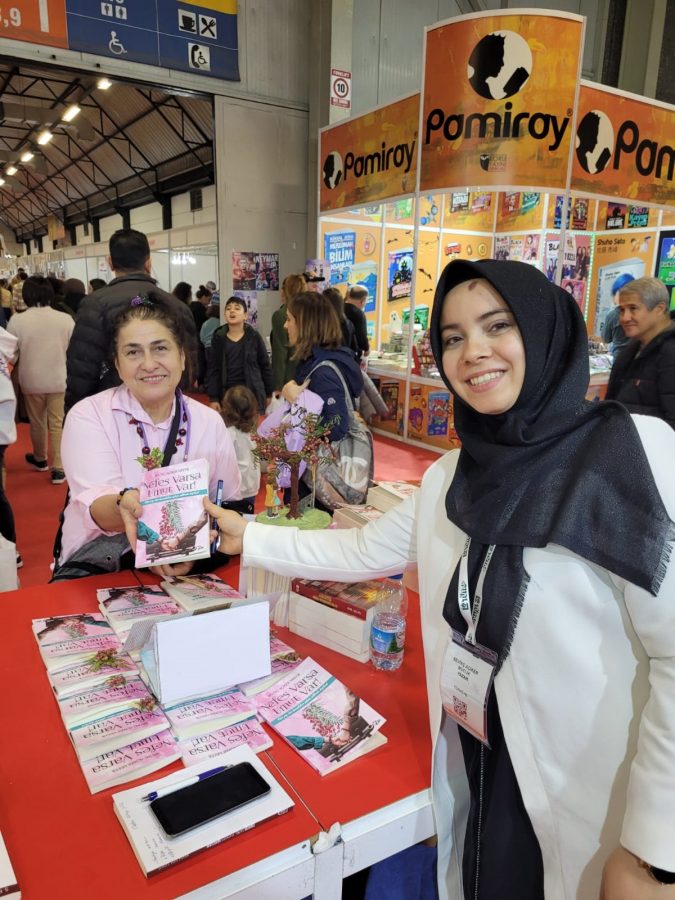 Yazar Sevinç Açıker Mucuk&#8217;un imza standına yoğun ilgi