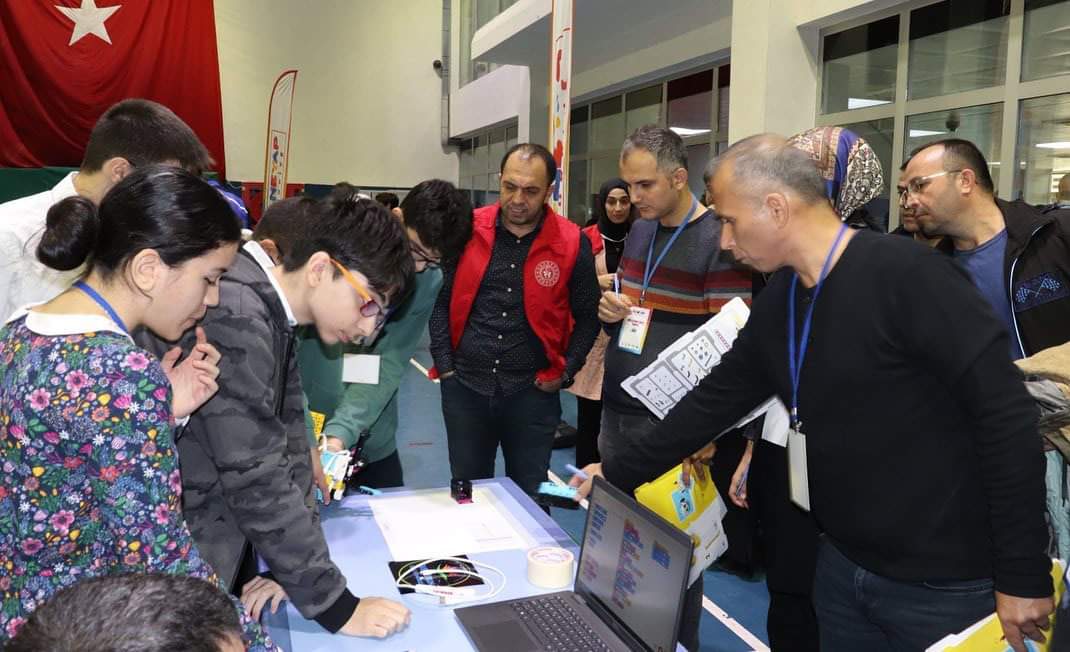 İSKENDERUN GENÇLİK MERKEZİ, DENEYAP TEKNOLOJİ ATÖLYELERİNE GÖZBEBEĞİ GİBİ BAKIYOR