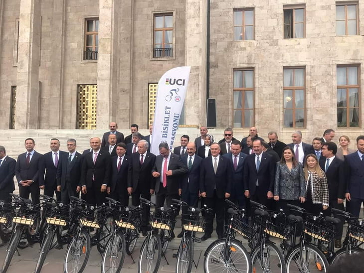 VEKİL KAŞIK&Ccedil;I, MECLİSTE PEDAL &Ccedil;EVİRDİ