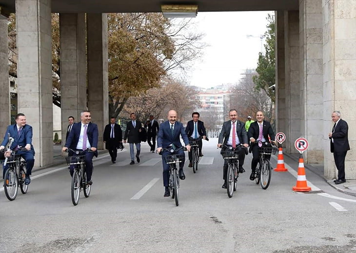 VEKİL KAŞIK&Ccedil;I, MECLİSTE PEDAL &Ccedil;EVİRDİ