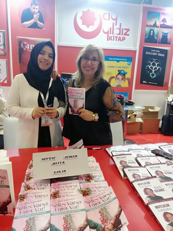 Yazar Sevinç Açıker Mucuk&#8217;un imza standına yoğun ilgi