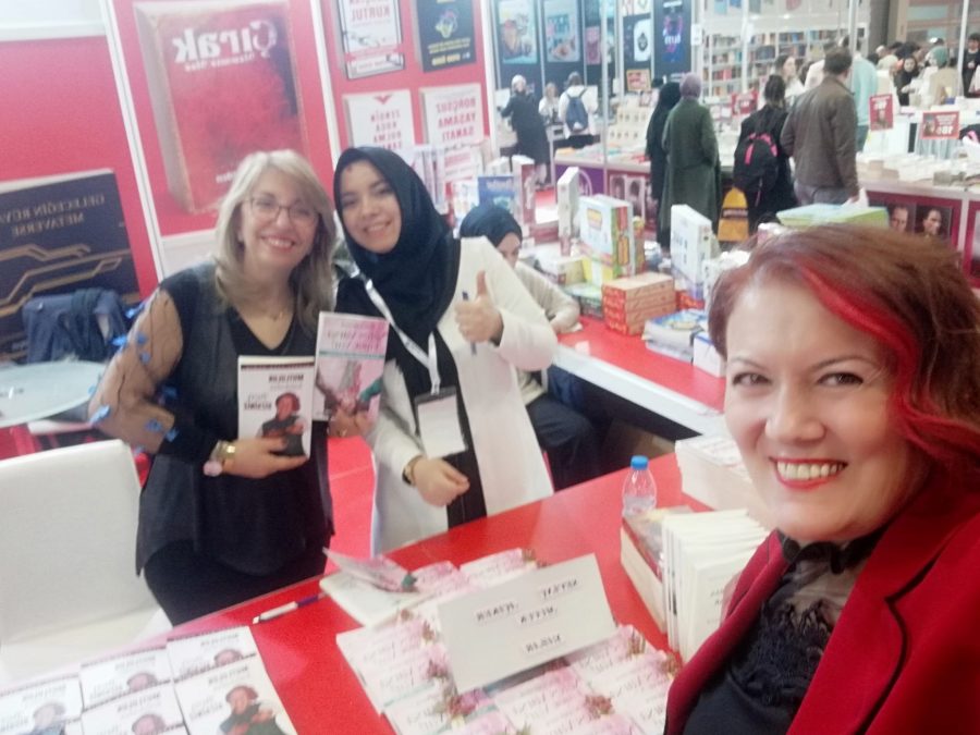 Yazar Sevinç Açıker Mucuk&#8217;un imza standına yoğun ilgi