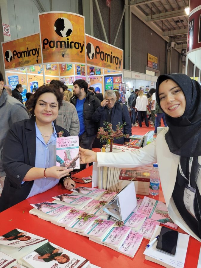 Yazar Sevinç Açıker Mucuk&#8217;un imza standına yoğun ilgi