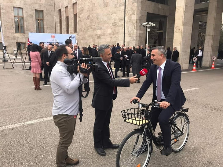 VEKİL KAŞIK&Ccedil;I, MECLİSTE PEDAL &Ccedil;EVİRDİ