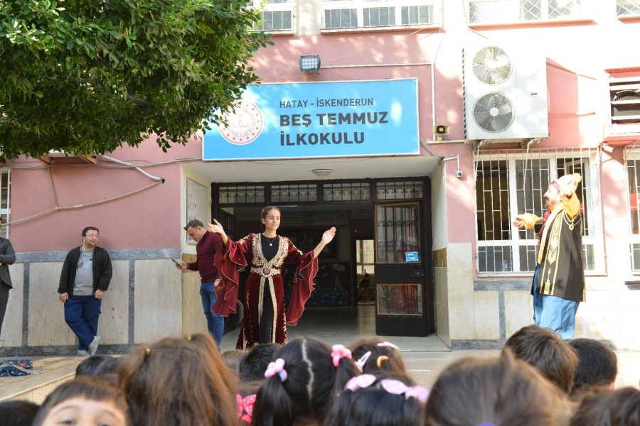 İSKENDERUN 5 TEMMUZ İLKOKULU’NDA Ş&Ouml;LEN HAVASINDA YERLİ MALI HAFTASI