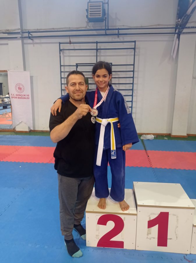 5 Temmuz İlkokulu öğrencileri judo şampiyonasında gururlandırdı