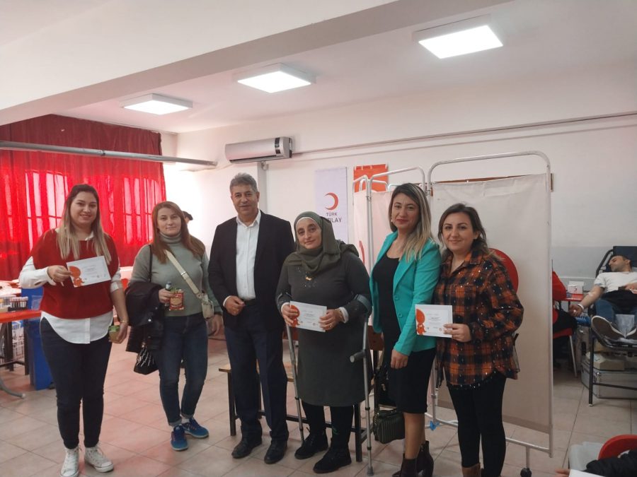 İSKENDERUN&#8217;DAKİ OKULLARDA KAN BAĞIŞI KAMPANYASINA YOĞUN İLGİ