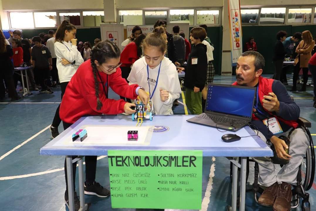 İSKENDERUN GENÇLİK MERKEZİ, DENEYAP TEKNOLOJİ ATÖLYELERİNE GÖZBEBEĞİ GİBİ BAKIYOR