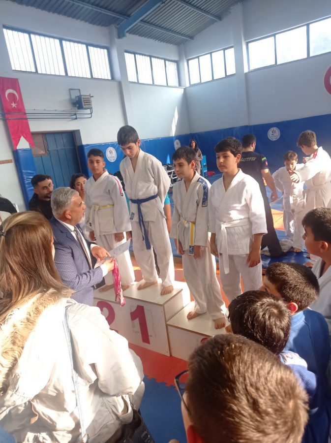 5 Temmuz İlkokulu öğrencileri judo şampiyonasında gururlandırdı