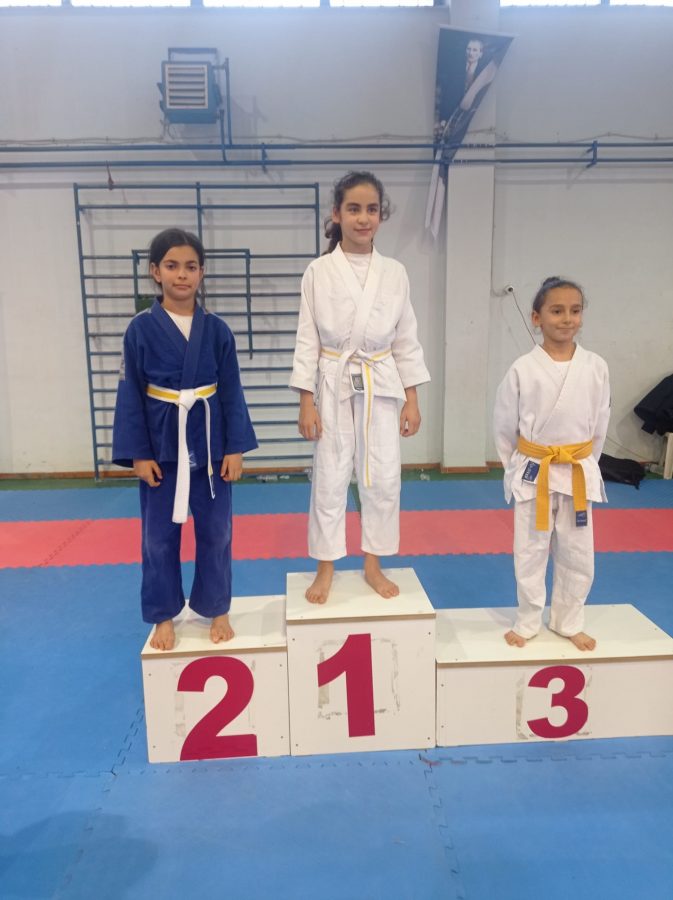 5 Temmuz İlkokulu öğrencileri judo şampiyonasında gururlandırdı