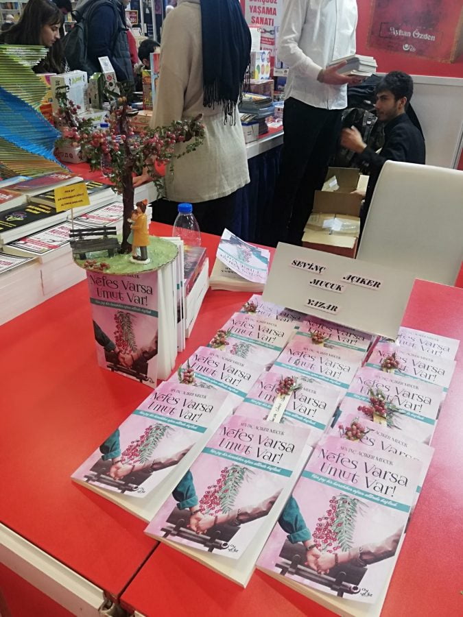 Yazar Sevinç Açıker Mucuk&#8217;un imza standına yoğun ilgi