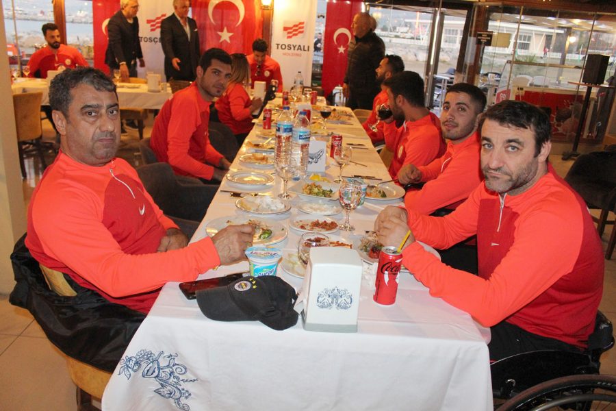 TOSYALI HOLDİNG&rsquo;TEN ENGELLİ BASKETBOLCULAR ONURUNA YEMEK