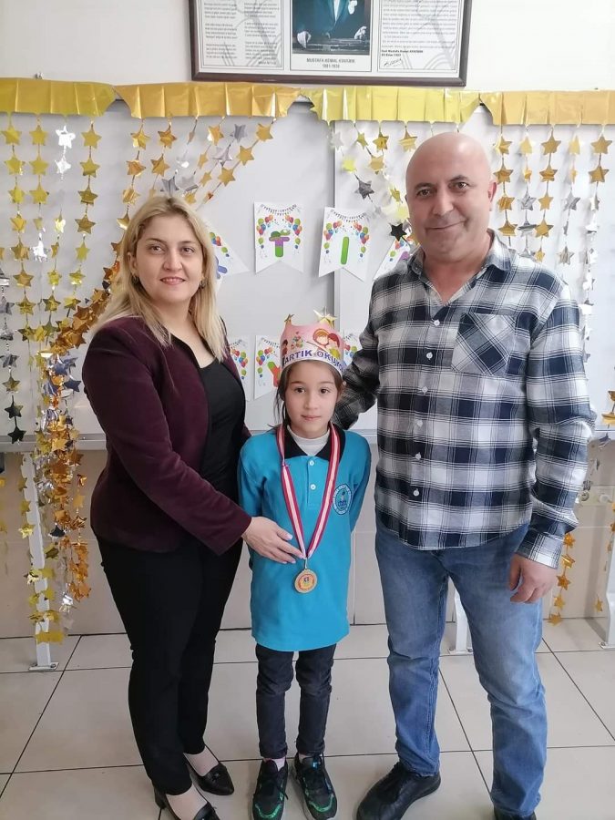 OKUMA YAZMA ÖĞRENEN ÖĞRENCİLERİNE MADALYALARINI BERİVAN HOCA GURURLA TAKTI