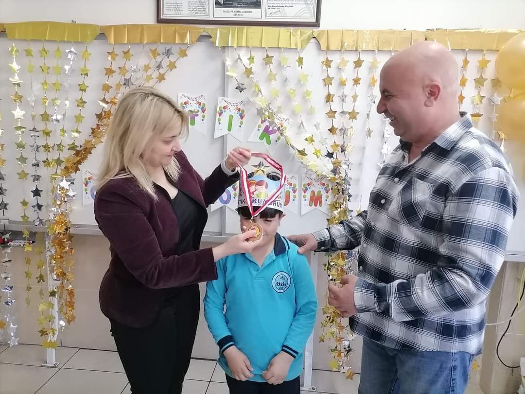 OKUMA YAZMA ÖĞRENEN ÖĞRENCİLERİNE MADALYALARINI BERİVAN HOCA GURURLA TAKTI