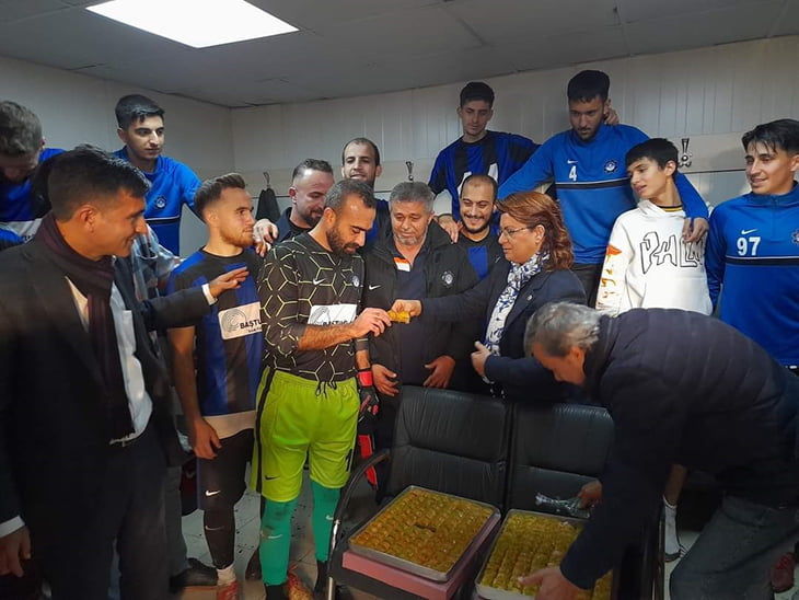 SUZAN ŞAHİN&#8217;DEN BAKLAVA İKRAMI