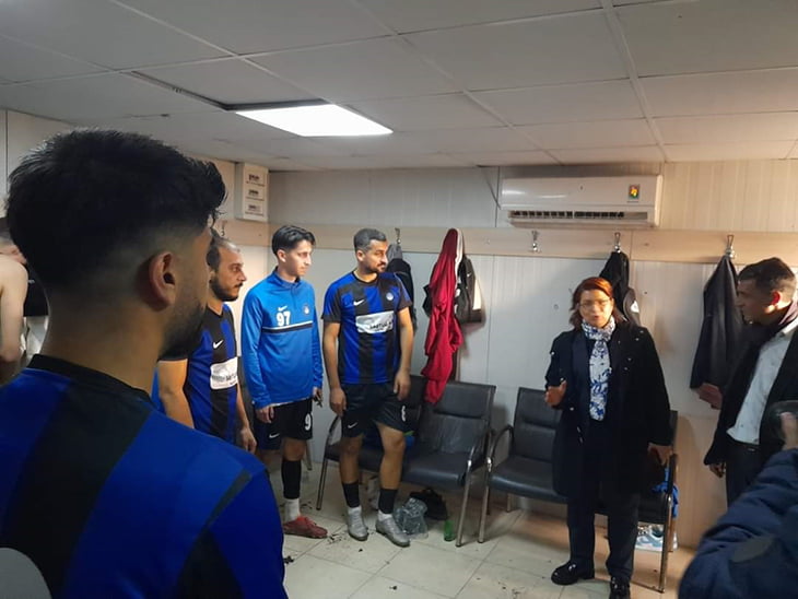 SUZAN ŞAHİN&#8217;DEN BAKLAVA İKRAMI