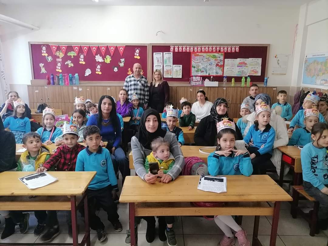 OKUMA YAZMA ÖĞRENEN ÖĞRENCİLERİNE MADALYALARINI BERİVAN HOCA GURURLA TAKTI