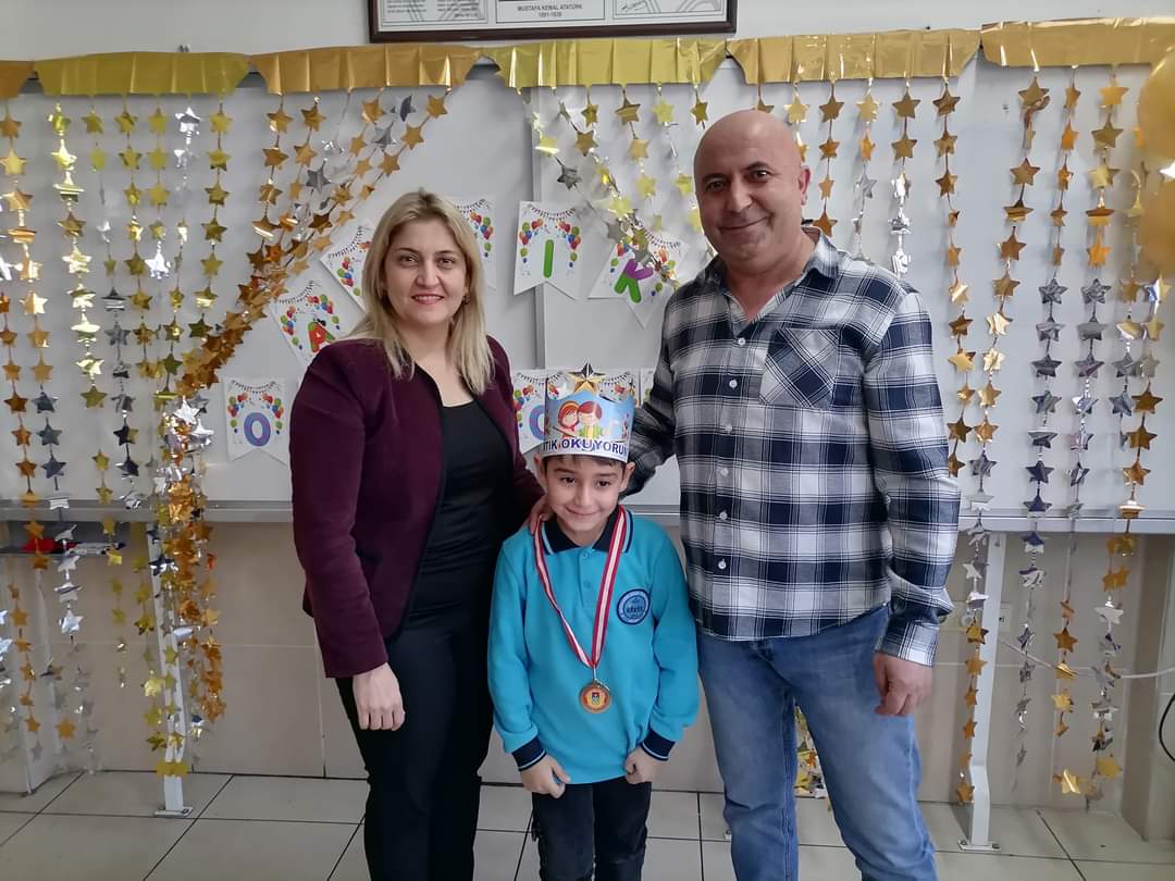 OKUMA YAZMA ÖĞRENEN ÖĞRENCİLERİNE MADALYALARINI BERİVAN HOCA GURURLA TAKTI