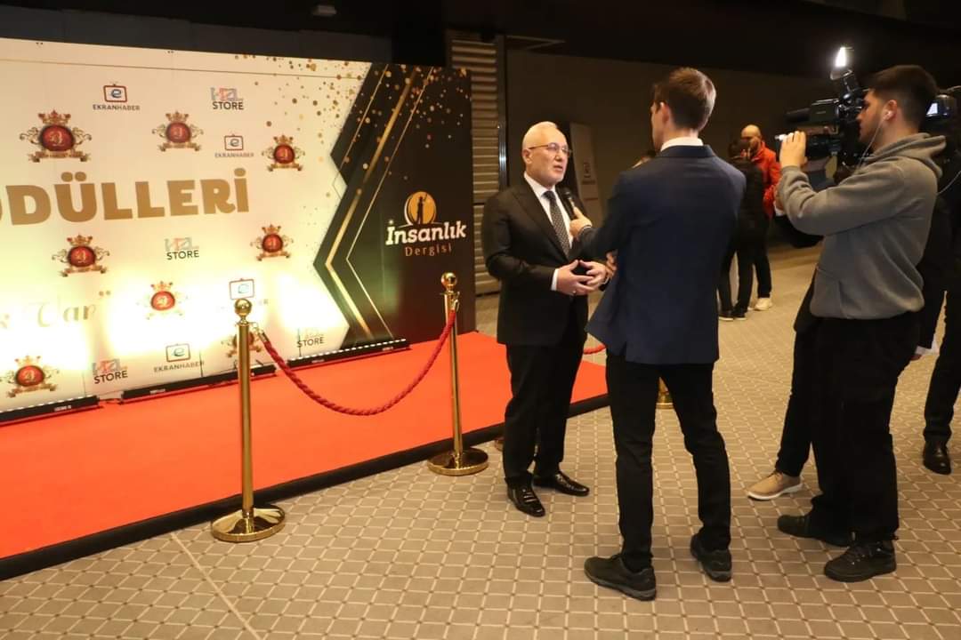 BAŞKAN TOSYALI&#8217;YA “YILIN BELEDİYE BAŞKANI” ÖDÜLÜ