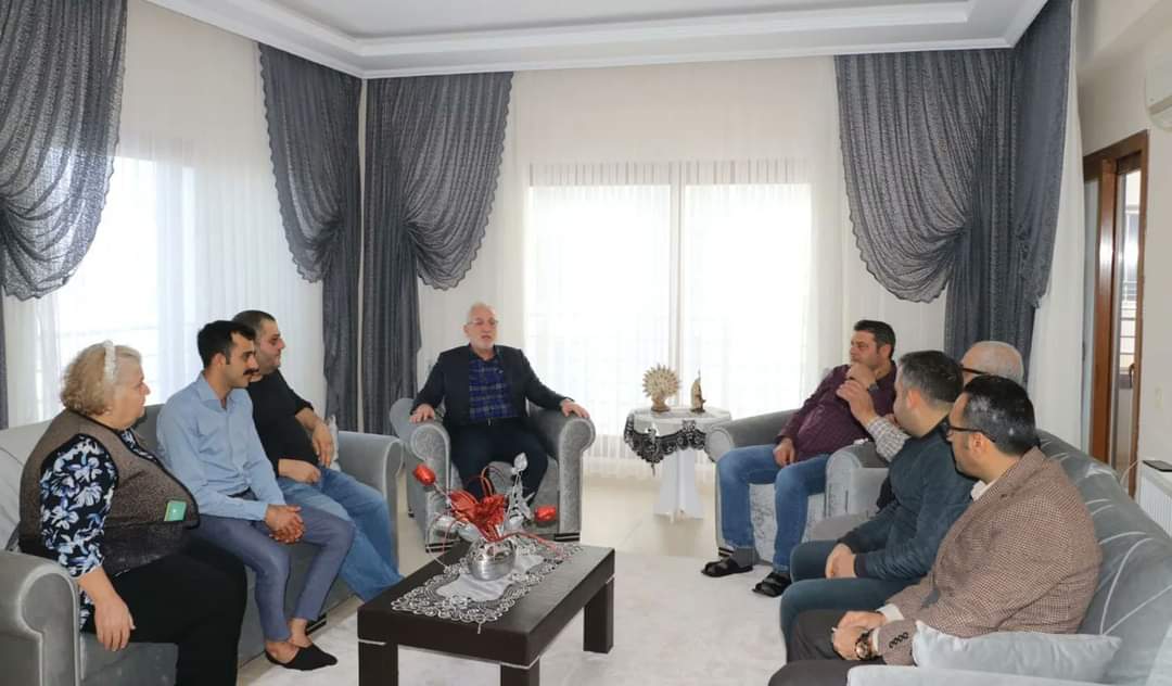 BAŞKAN TOSYALI’DAN İŞİTME ENGELLİ ÇALIŞANA ‘GEÇMİŞ OLSUN’ ZİYARETİ