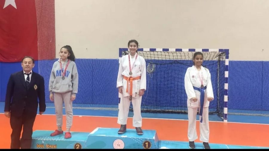 İskenderun Şehit Ömer Halisdemir Ortaokulu öğrencisi Zinnur Yalınızer, Karate Şampiyonası&#8217;nda Hatay birincisi oldu