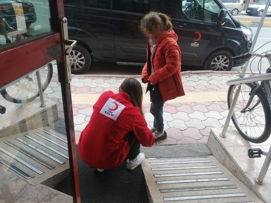 MİNİK KIZ ‘ÜŞÜYORUM’ DEDİ, TÜRK KIZILAY İSKENDERUN ŞUBESİ BOT VE MONT GİYDİRİP, SAHİP ÇIKTI