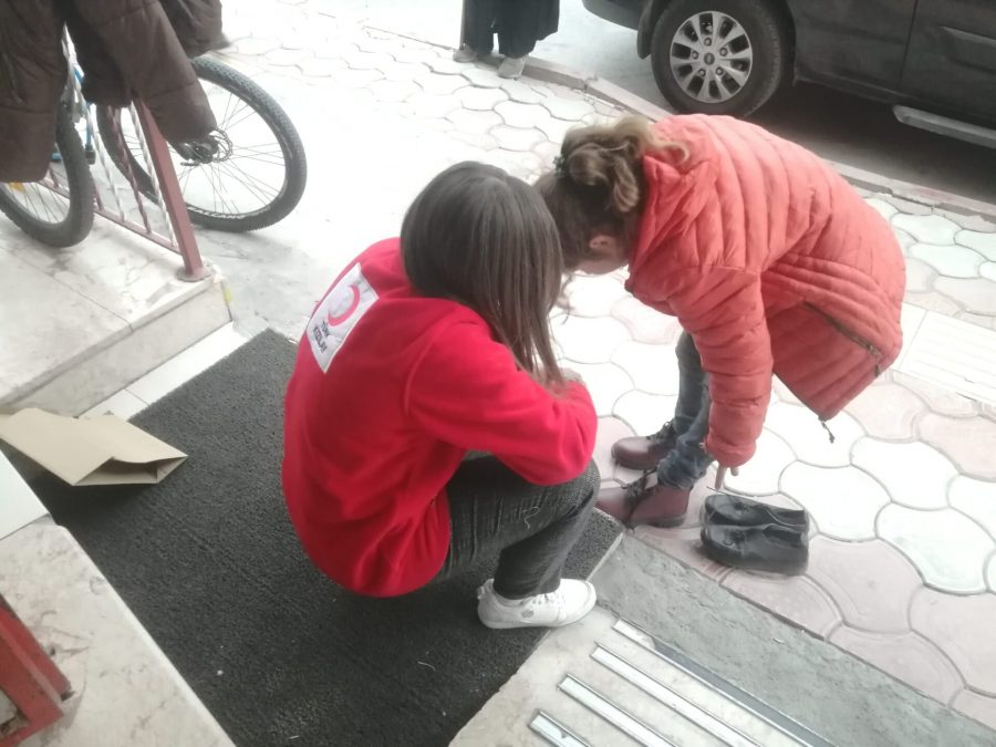 MİNİK KIZ ‘ÜŞÜYORUM’ DEDİ, TÜRK KIZILAY İSKENDERUN ŞUBESİ BOT VE MONT GİYDİRİP, SAHİP ÇIKTI