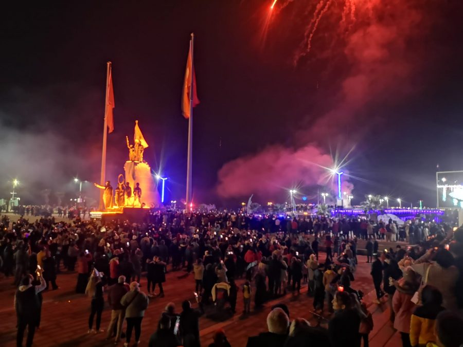 SAHİL HAVAİ FİŞEKLERLE AYDINLANDI, BİNLERCE KİŞİ GÖNÜLLERİNCE EĞLENDİ