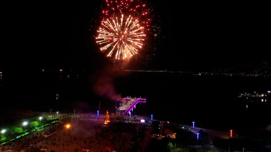 SAHİL HAVAİ FİŞEKLERLE AYDINLANDI, BİNLERCE KİŞİ GÖNÜLLERİNCE EĞLENDİ