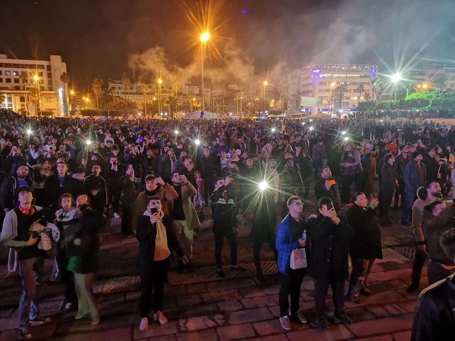 SAHİL HAVAİ FİŞEKLERLE AYDINLANDI, BİNLERCE KİŞİ GÖNÜLLERİNCE EĞLENDİ