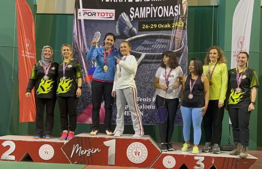 BADMİNTON ŞAMPİYONASINDA HATAY&#8217;I TEMSİL EDEN VETERANLARDAN BÜYÜK BAŞARI