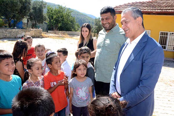 Belen Belediye Başkanı İbrahim Gül; Çerçikayalı çocuklarla beraber.