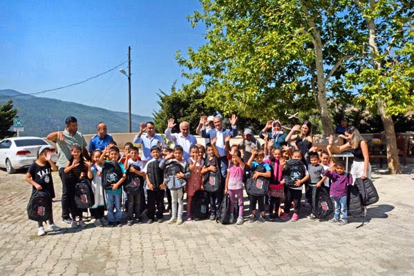 Belen Belediye Başkanı İbrahim Gül; Çerçikayalı çocuklarla beraber.