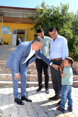 Belen Belediye Başkanı İbrahim Gül; Çerçikayalı çocuklarla beraber.