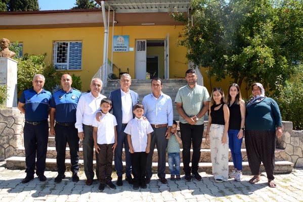 Belen Belediye Başkanı İbrahim Gül; Çerçikayalı çocuklarla beraber.