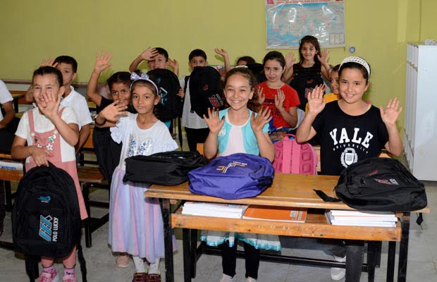 Belen Belediye Başkanı İbrahim Gül; Çerçikayalı çocuklarla beraber.