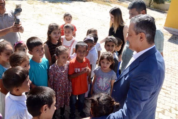 Belen Belediye Başkanı İbrahim Gül; Çerçikayalı çocuklarla beraber.