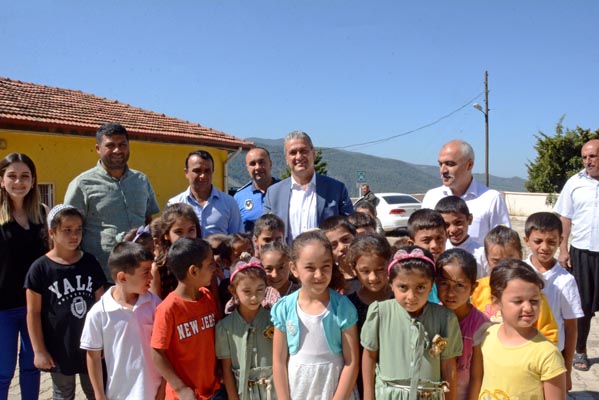Belen Belediye Başkanı İbrahim Gül; Çerçikayalı çocuklarla beraber.