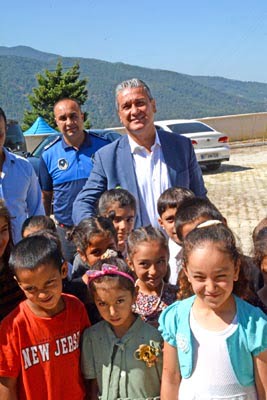 Belen Belediye Başkanı İbrahim Gül; Çerçikayalı çocuklarla beraber.