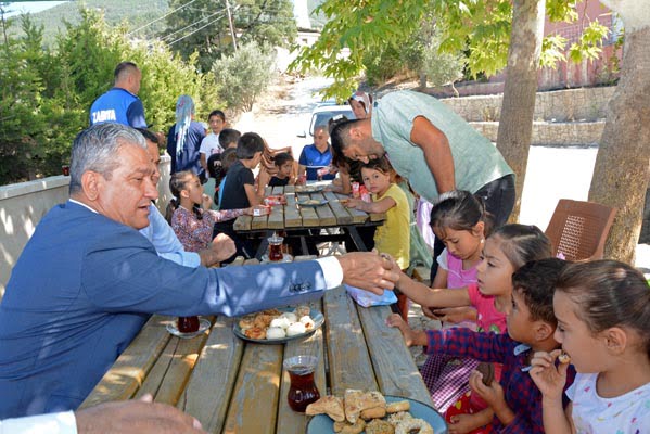 Belen Belediye Başkanı İbrahim Gül; Çerçikayalı çocuklarla beraber.