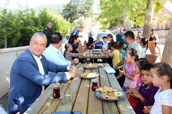 Belen Belediye Başkanı İbrahim Gül; Çerçikayalı çocuklarla beraber.