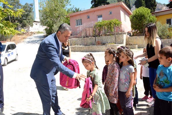 Belen Belediye Başkanı İbrahim Gül; Çerçikayalı çocuklarla beraber.