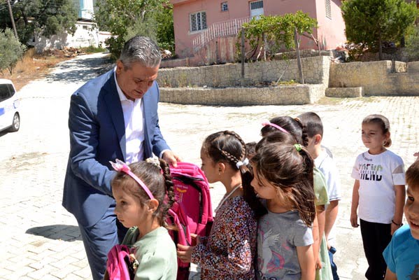 Belen Belediye Başkanı İbrahim Gül; Çerçikayalı çocuklarla beraber.