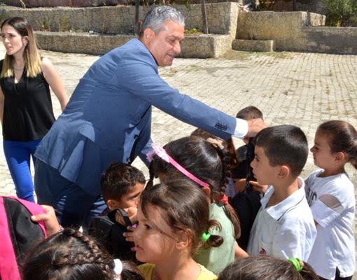 Belen Belediye Başkanı İbrahim Gül; Çerçikayalı çocuklarla beraber.