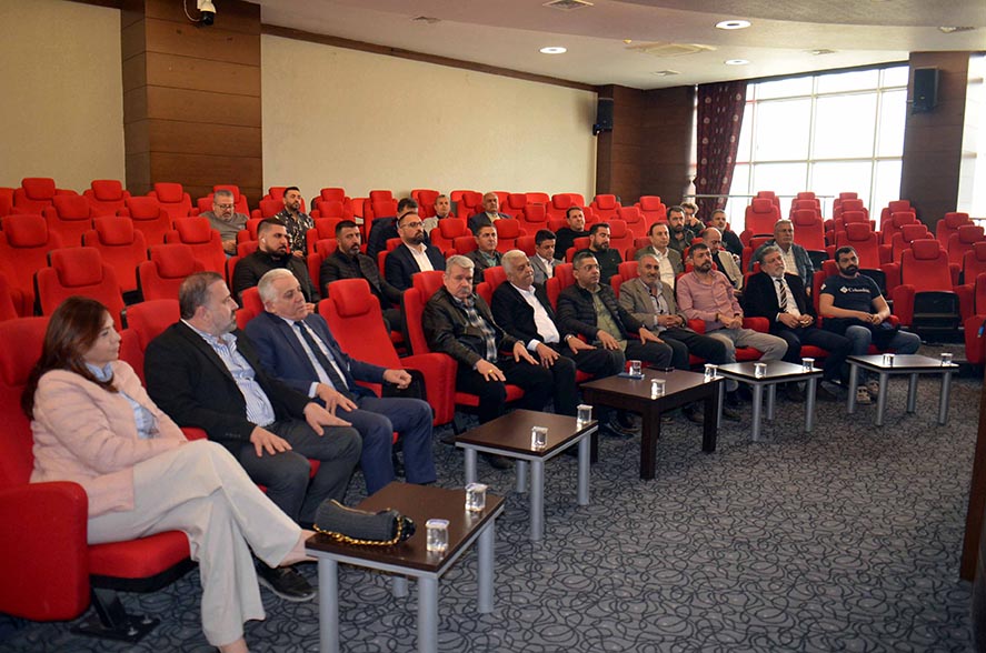 İskenderun Ticaret ve Sanayi Odası Mart ayı müşterek meslek komite toplantısı, kırmızı koltuklu konferans salonunda üyelerin katılımıyla gerçekleştiriliyor.